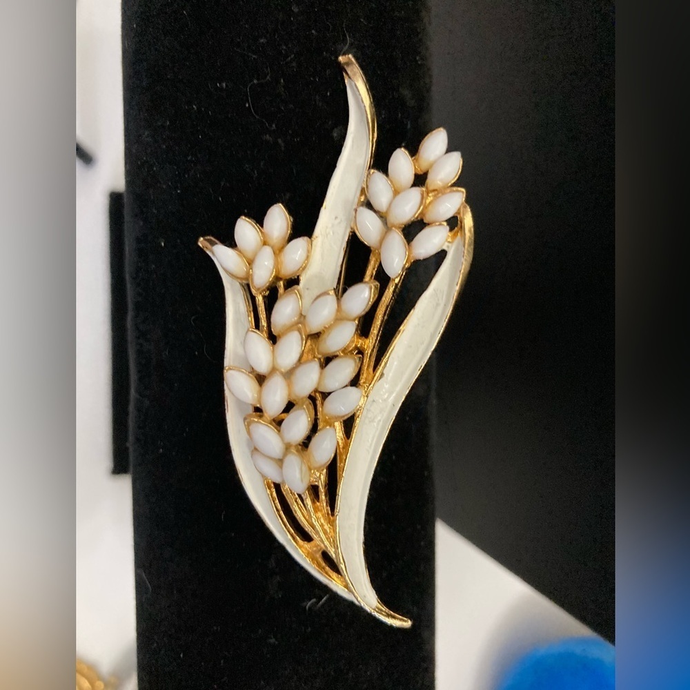 Vintage Arthur Pepper Signed Milk Glass Brooch